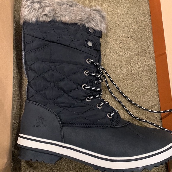 New in box Cute Snow/rain boots - Picture 2 of 7